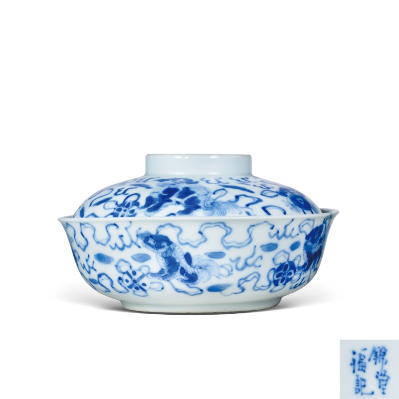 清晚期青花狮子滚绣球纹盖碗