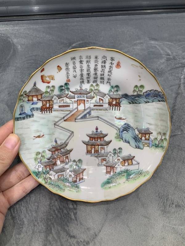 清道光粉彩江西十景徐亭烟柳诗文花口盘 - 图2