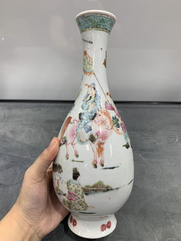 清晚期粉彩关公出行图胆瓶 - 图3
