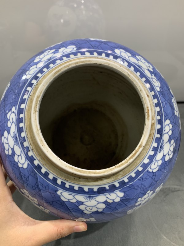 清康熙青花冰梅纹开光博古纹罐（带木盖） - 图5