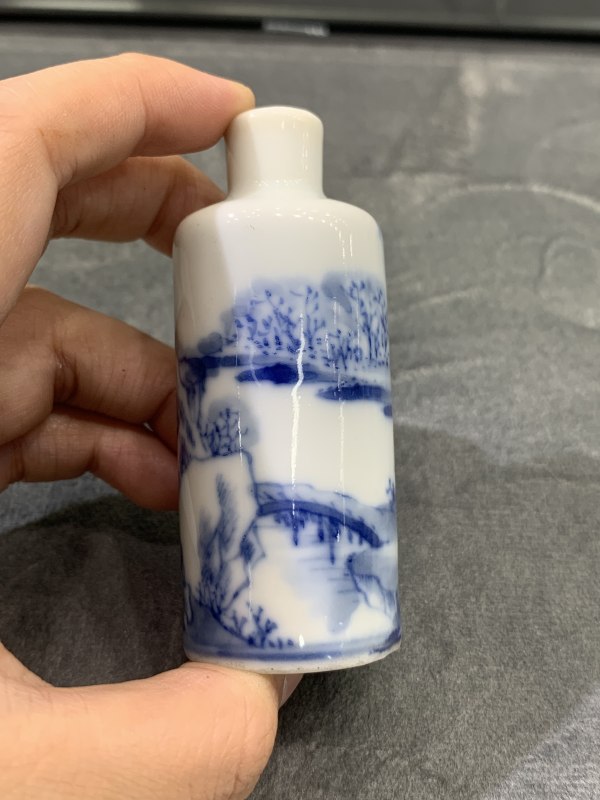 清晚期青花踏雪寻梅图鼻烟壶 - 图4