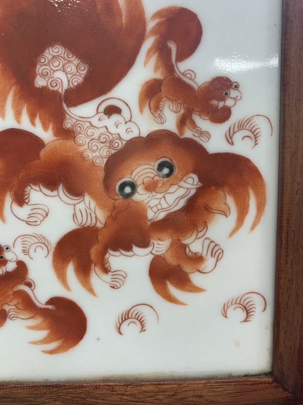 民国矾红墨彩太师少保图插屏（带木框、木座） - 图4