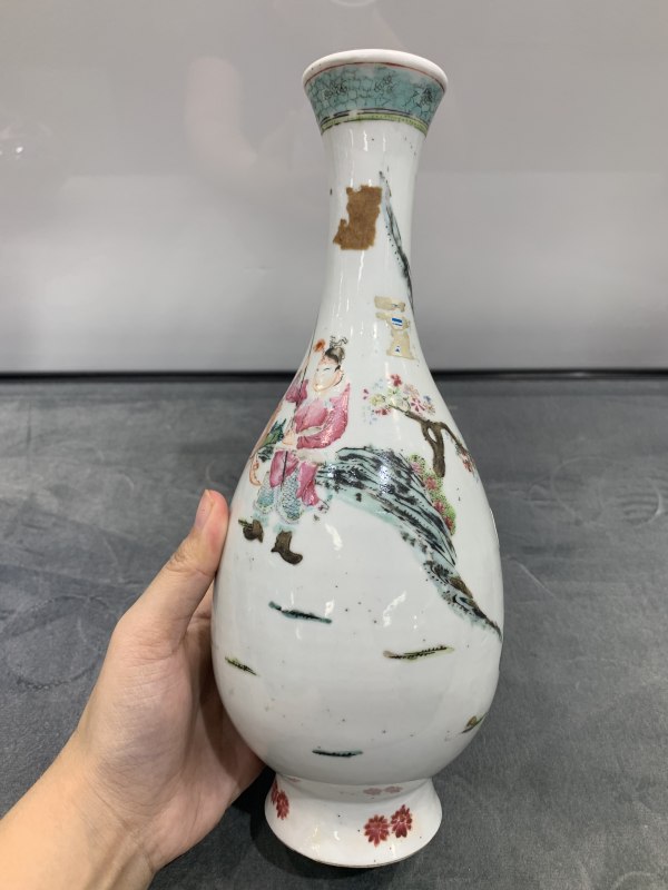 清晚期粉彩关公出行图胆瓶 - 图4
