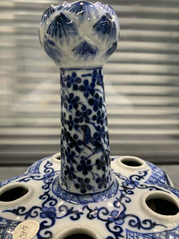清晚期青花访友图五孔花插 - 图9