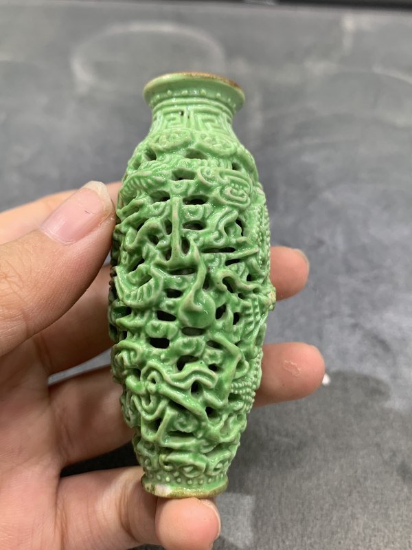 清晚期秋葵绿釉镂雕龙凤纹鼻烟壶 - 图3