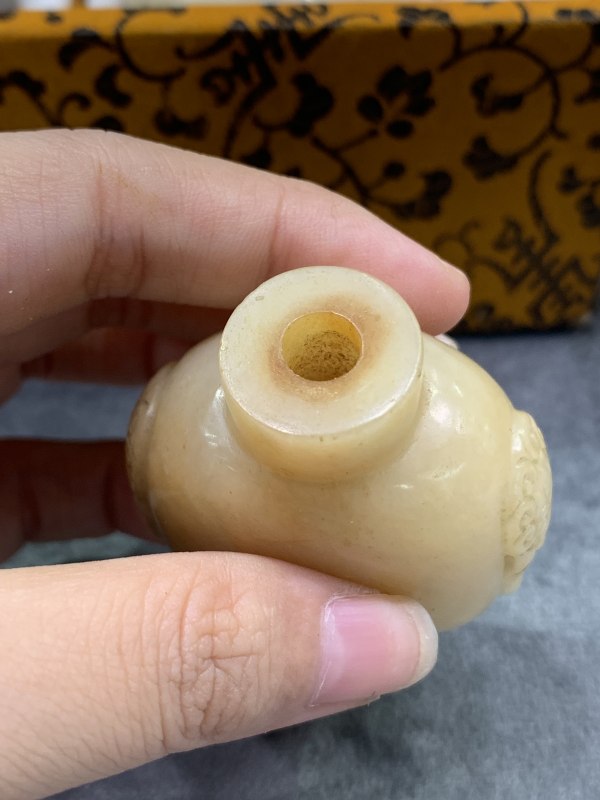 清黄玉浮雕兽耳衔环鼻烟壶 - 图8