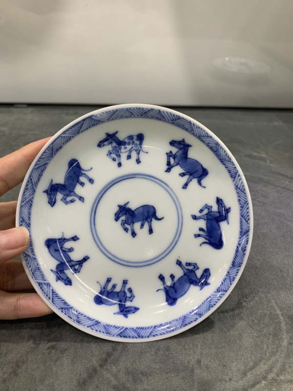 清康熙青花八骏图小盘 - 图2