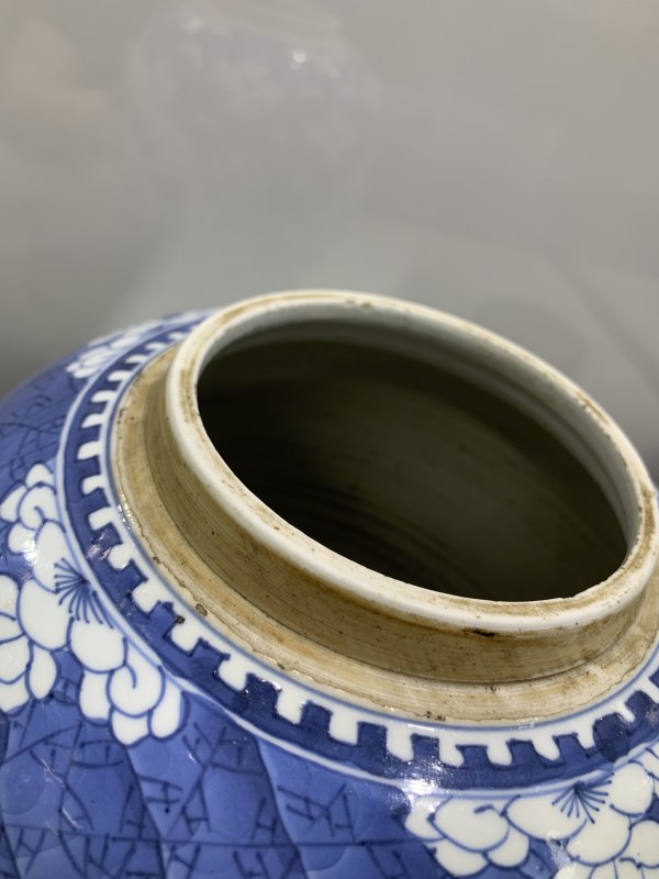 清康熙青花冰梅纹开光博古纹罐（带木盖） - 图6