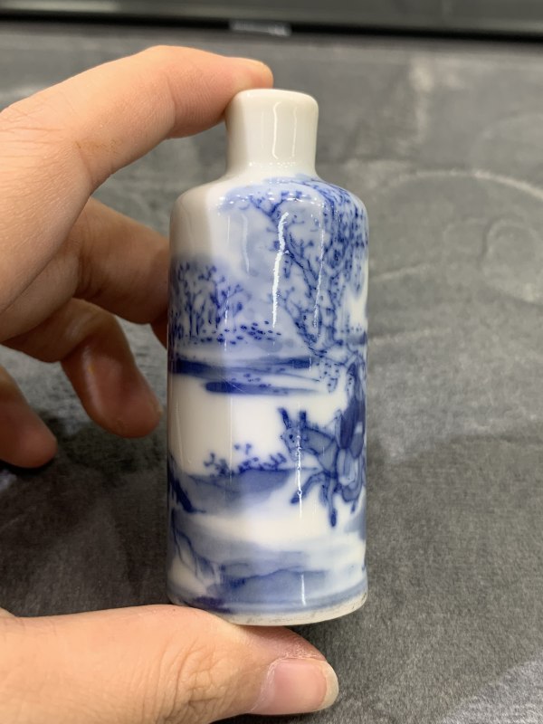清晚期青花踏雪寻梅图鼻烟壶 - 图5