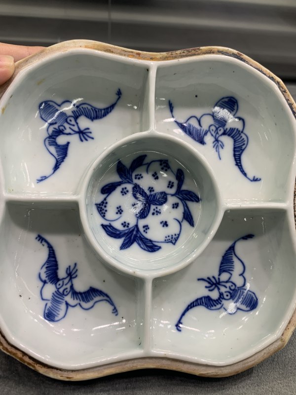 清嘉庆青花淡描缠枝花卉纹福寿纹桃型钮盖盒 - 图10