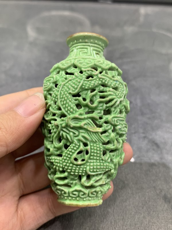 清晚期秋葵绿釉镂雕龙凤纹鼻烟壶 - 图4