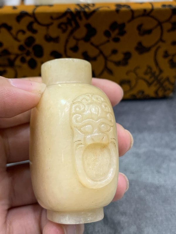 清黄玉浮雕兽耳衔环鼻烟壶 - 图9