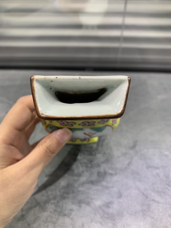 清晚期黄地粉彩和合二仙壁瓶 - 图4