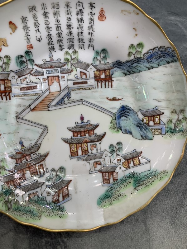 清道光粉彩江西十景徐亭烟柳诗文花口盘 - 图4
