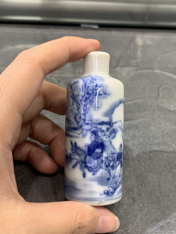 清晚期青花踏雪寻梅图鼻烟壶 - 图6