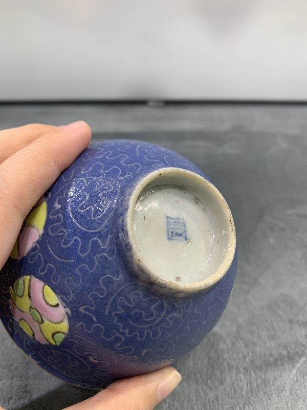 清乾隆蓝地轧道粉彩皮球花卉纹茶园 - 图7