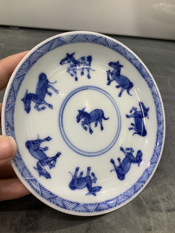 清康熙青花八骏图小盘 - 图3