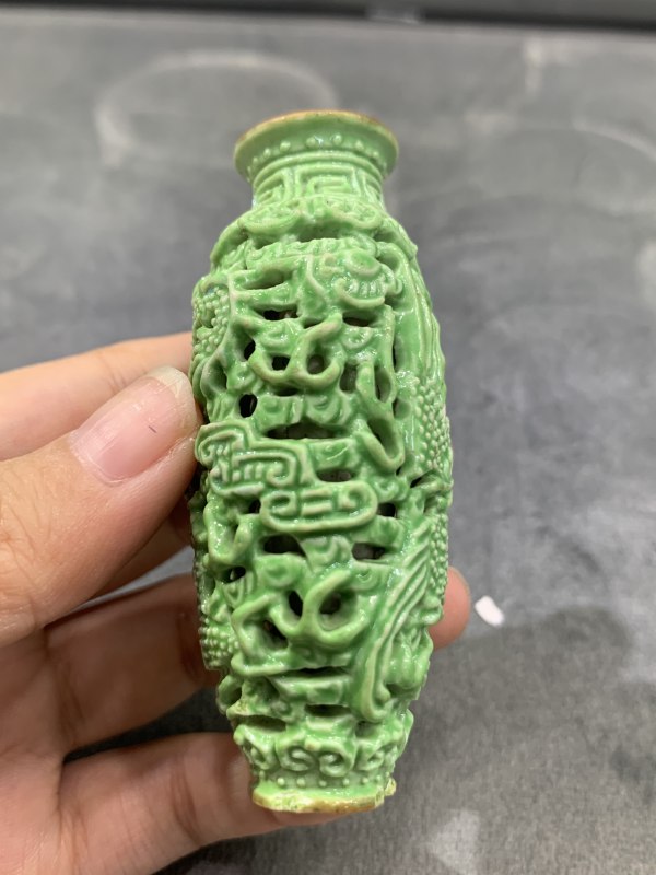 清晚期秋葵绿釉镂雕龙凤纹鼻烟壶 - 图5