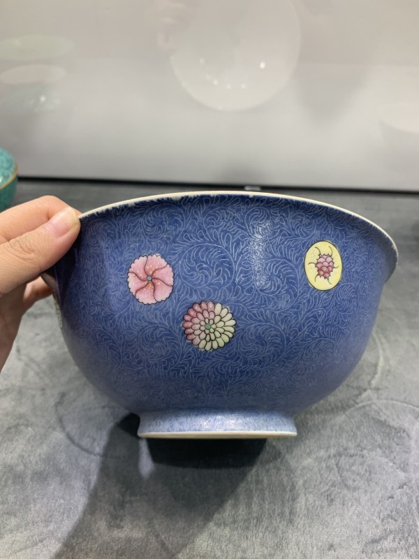 清乾隆蓝地轧道粉彩皮球花卉纹大碗 - 图2