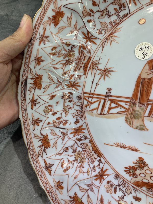 清康熙矾红庭院仕女图模印花口大盘 - 图5