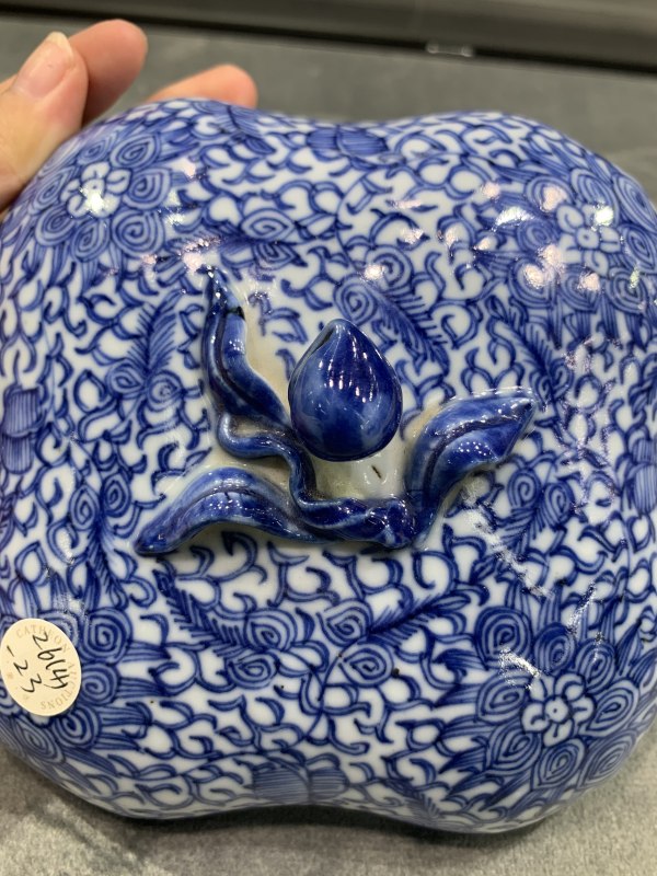 清嘉庆青花淡描缠枝花卉纹福寿纹桃型钮盖盒 - 图11