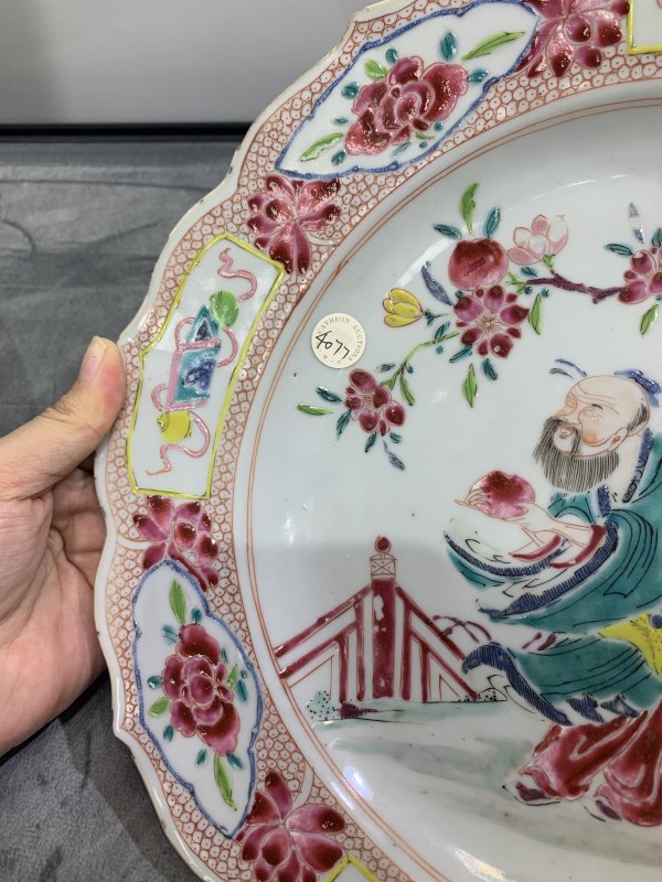 清雍正粉彩东方朔偷桃纹葵口大盘 - 图5