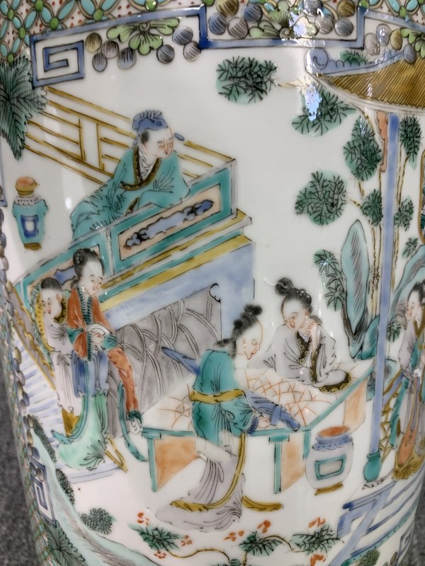 清咸丰五彩锦地开光庭院合家欢人物故事兽耳衔环大瓶 - 图11
