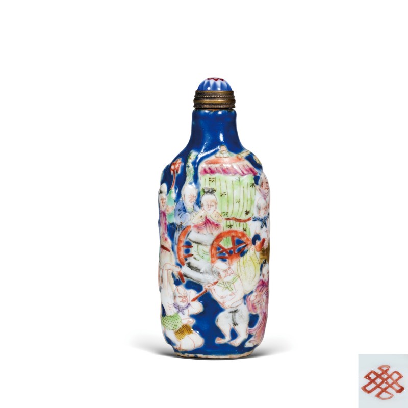 清中期蓝地堆塑粉彩钟馗嫁妹人物故事纹鼻烟壶
