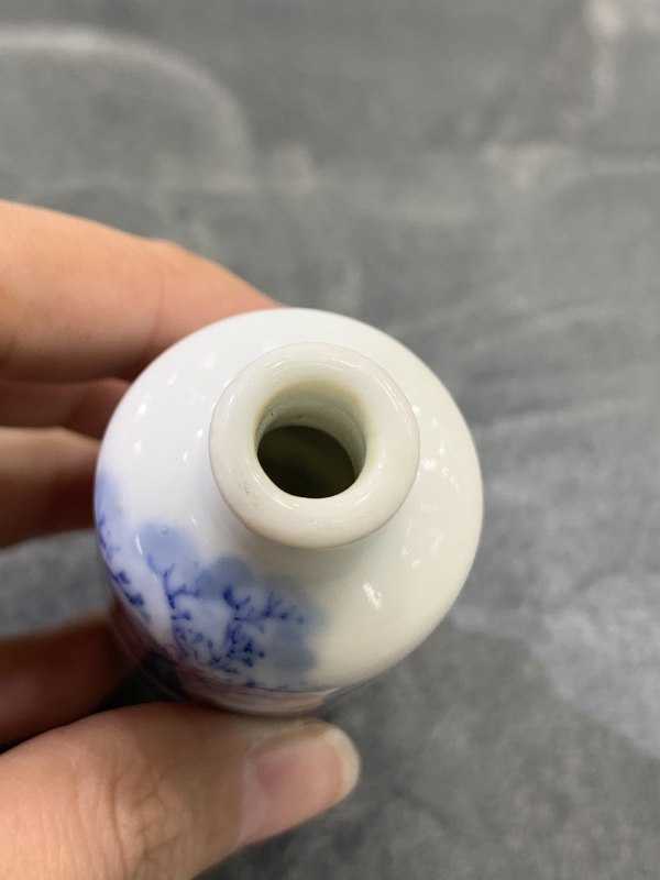 清晚期青花踏雪寻梅图鼻烟壶 - 图7