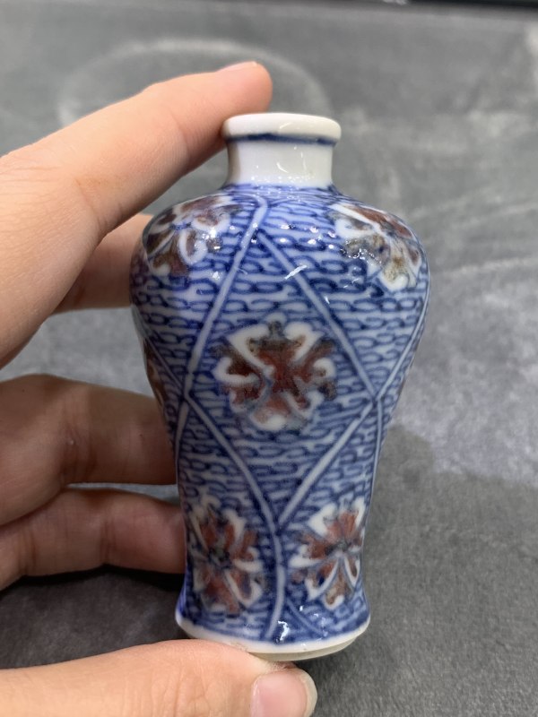 清中期青花釉里红缠枝花卉纹鼻烟壶 - 图2