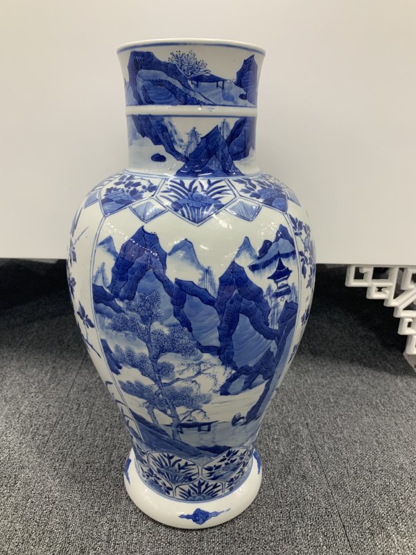 清康熙青花开光山水人物纹大观音尊 - 图4