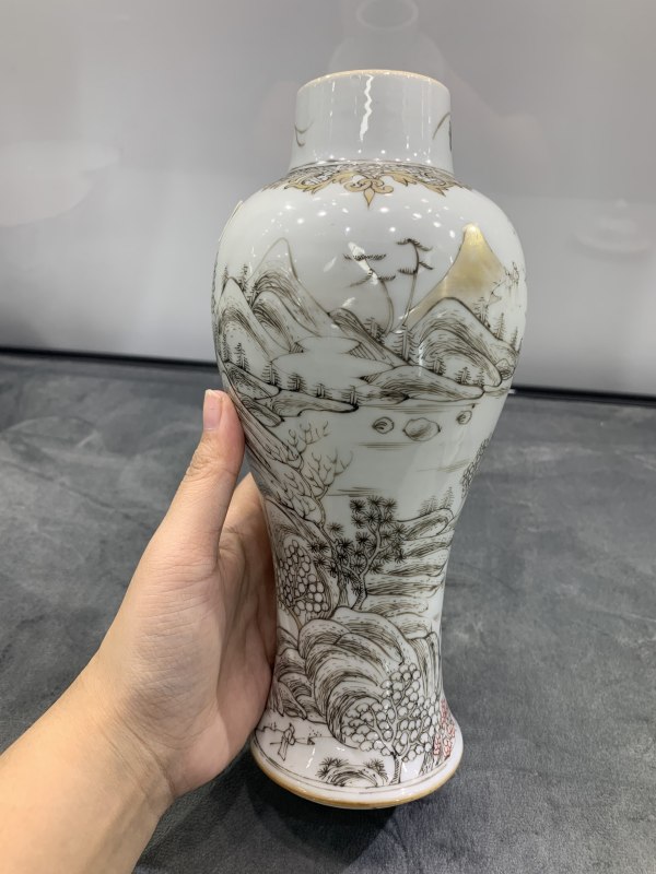 清雍正墨彩矾红描金山水楼阁纹盖瓶 - 图2