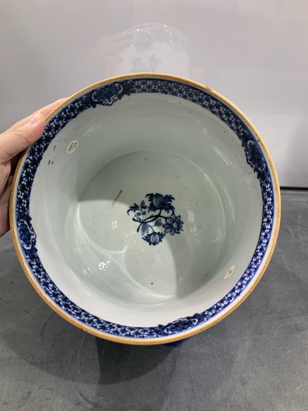 清乾隆青花描金璎珞纹折枝花卉纹兽耳笔筒 - 图6