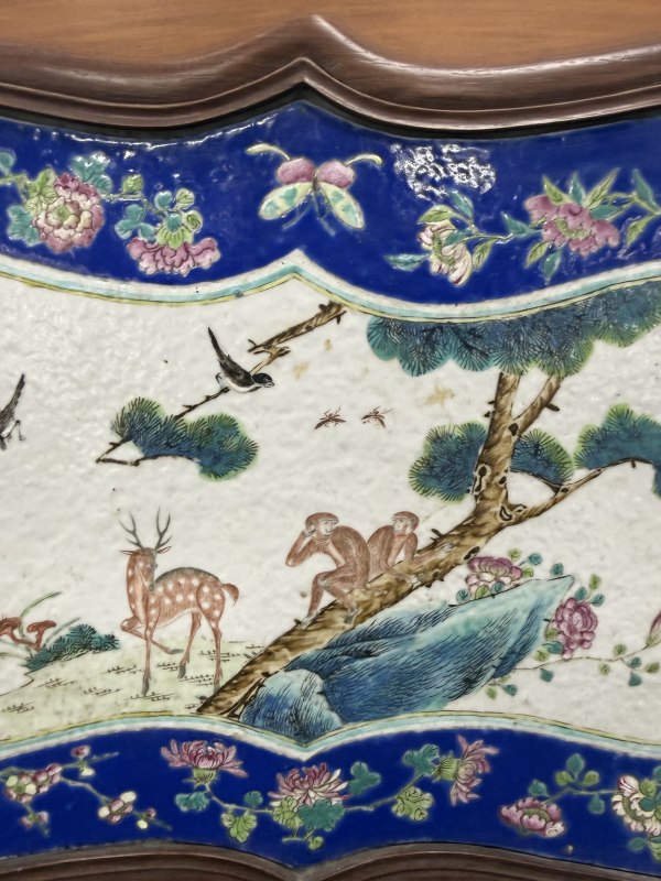 清晚期粉彩蓝地四季花卉纹开光喜鹿封侯纹挂屏（带木框） - 图4
