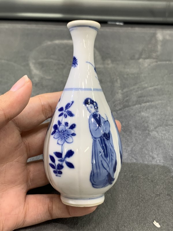 清康熙青花四美图瓜棱小胆瓶 - 图3