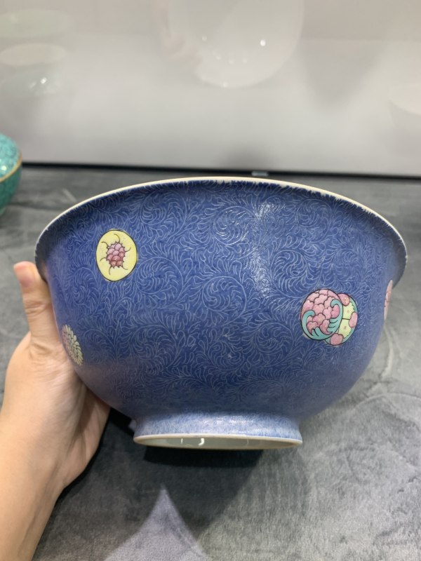 清乾隆蓝地轧道粉彩皮球花卉纹大碗 - 图3