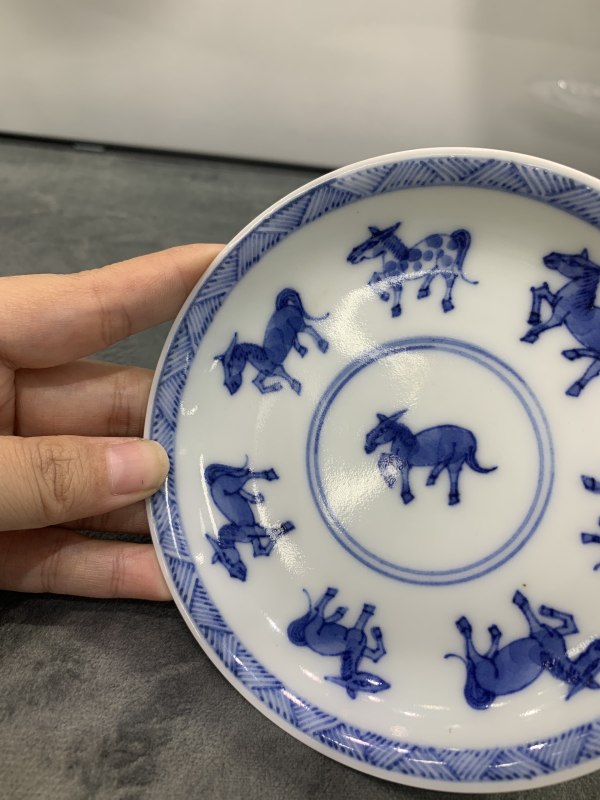 清康熙青花八骏图小盘 - 图4