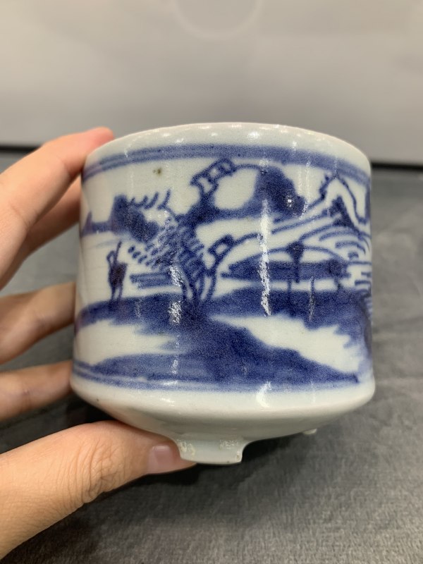 清乾隆青花山水楼阁人物纹三足小炉 - 图2
