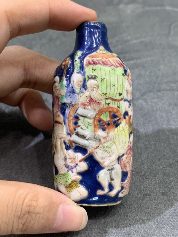 清中期蓝地堆塑粉彩钟馗嫁妹人物故事纹鼻烟壶 - 图2