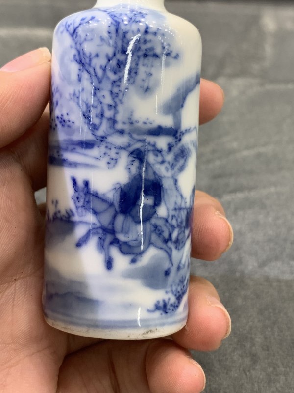 清晚期青花踏雪寻梅图鼻烟壶 - 图8