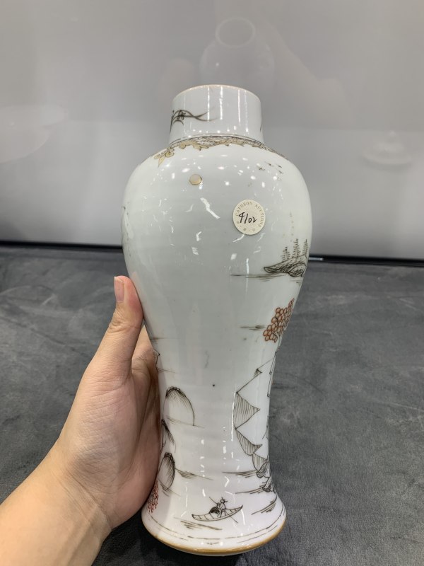 清雍正墨彩矾红描金山水楼阁纹盖瓶 - 图3