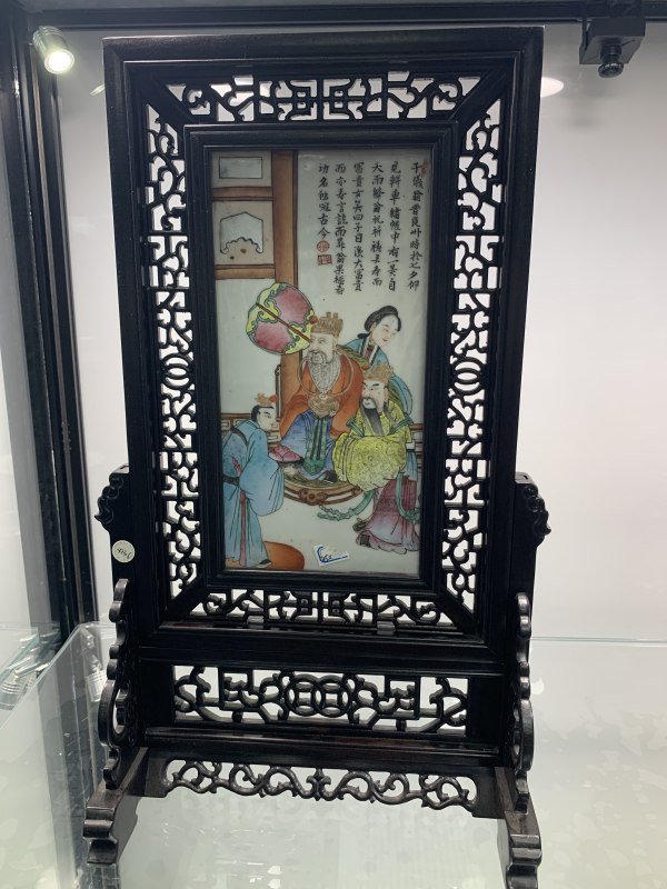 清道光粉彩郭子仪拜寿图诗文插屏（带木框、木座） - 图2