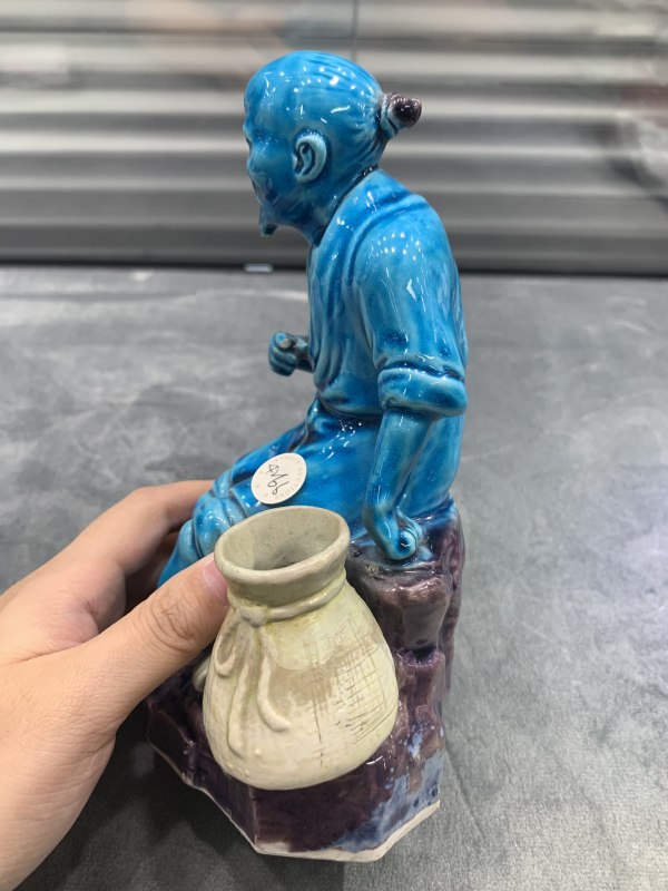 清晚期孔雀蓝釉渔夫塑像 - 图5
