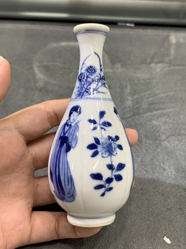 清康熙青花四美图瓜棱小胆瓶 - 图4