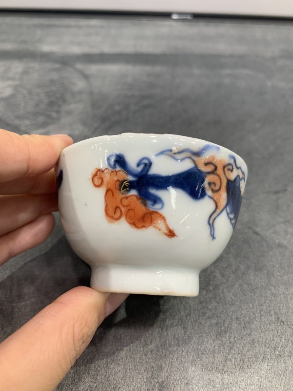清乾隆青花矾红描金过墙龙纹小杯 - 图2
