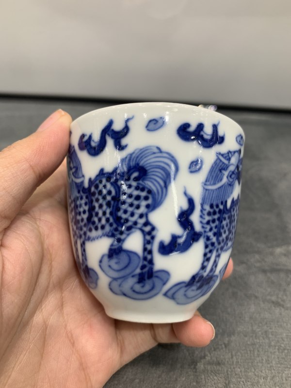 清晚期青花麒麟纹杯 - 图3