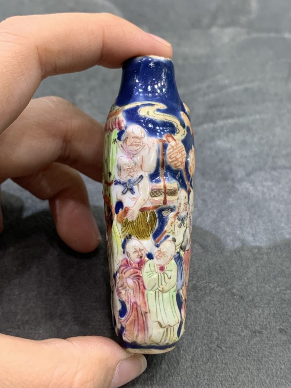 清中期蓝地堆塑粉彩钟馗嫁妹人物故事纹鼻烟壶 - 图3