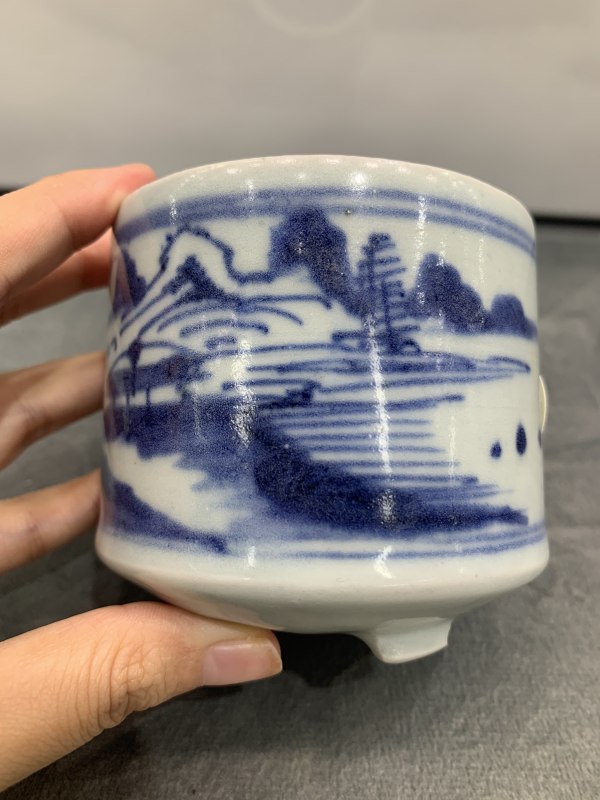 清乾隆青花山水楼阁人物纹三足小炉 - 图3