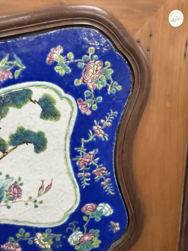 清晚期粉彩蓝地四季花卉纹开光喜鹿封侯纹挂屏（带木框） - 图5