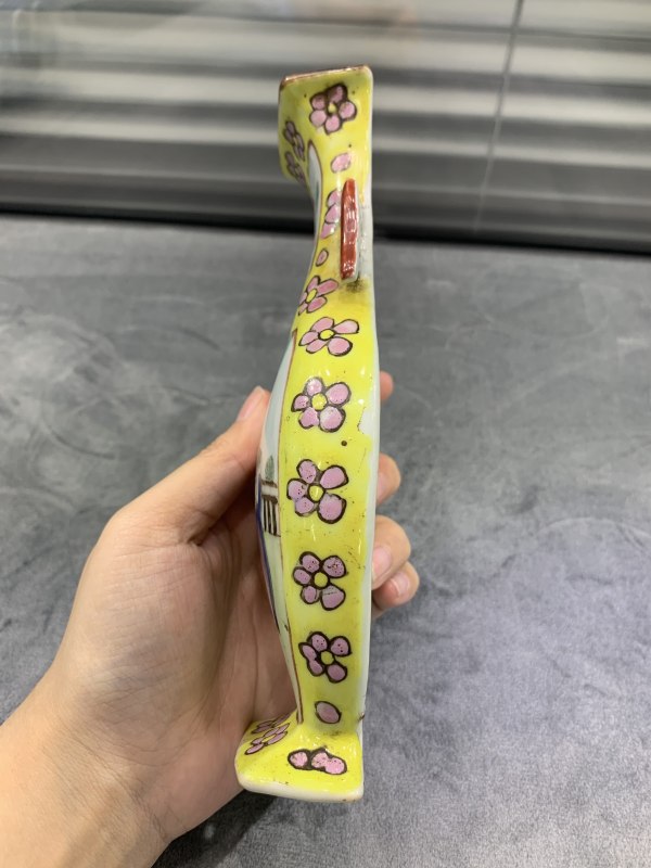 清晚期黄地粉彩和合二仙壁瓶 - 图7